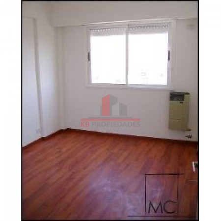 EXCELENTE DEPARTAMENTO EN AV. SAN MARTIN Y AV. J. B. JUSTO CON BALCON 